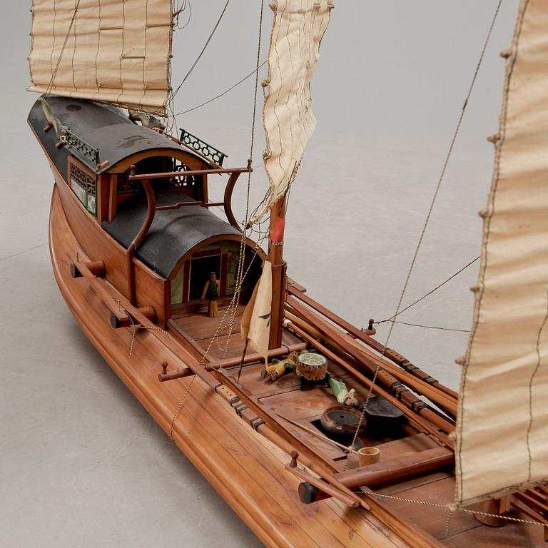 MODELLBÅT. Djonk. 1900-tal.