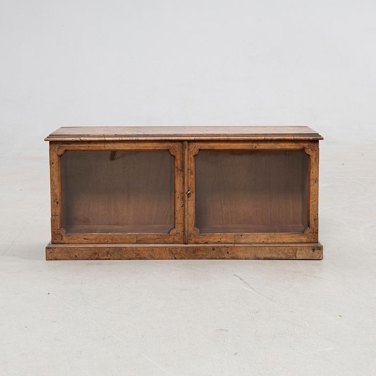 Bordsvitrin, 1800-tal.