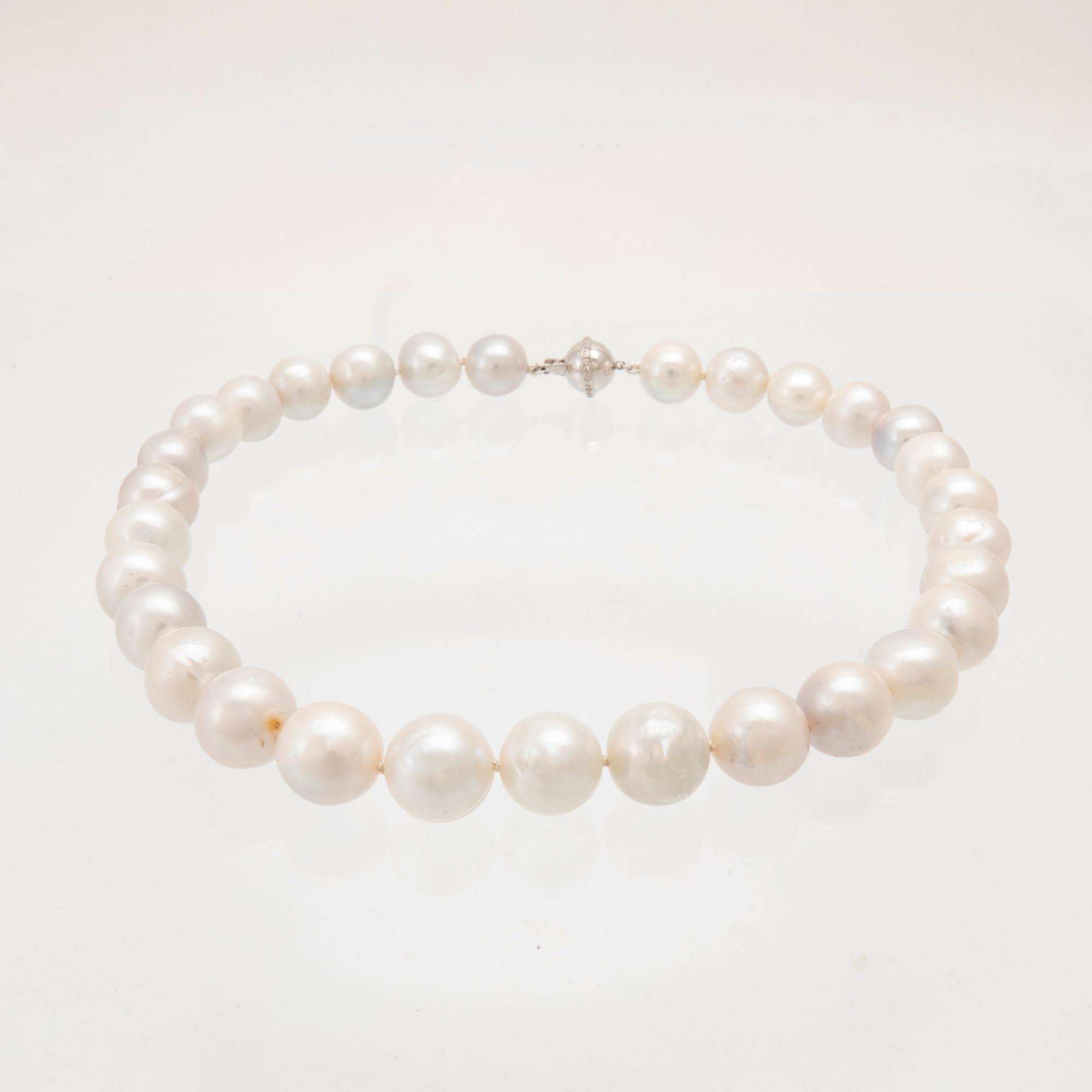 Collier odlade pärlor med lås av 14K vitguld samt runda briljantslipade diamanter.