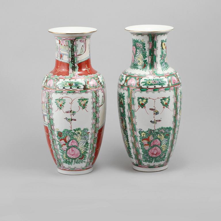 VASER, 2 st , porslin, Kina, 1900-talets andra hälft/modern tillverkning.