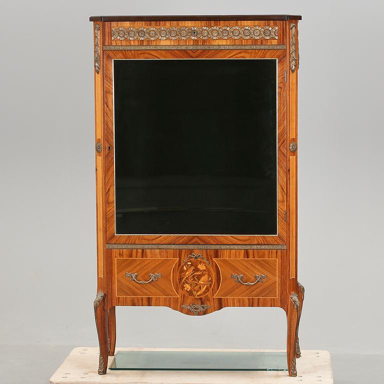 VITRINSKÅP. Louis XVI-stil. 1900-tal.