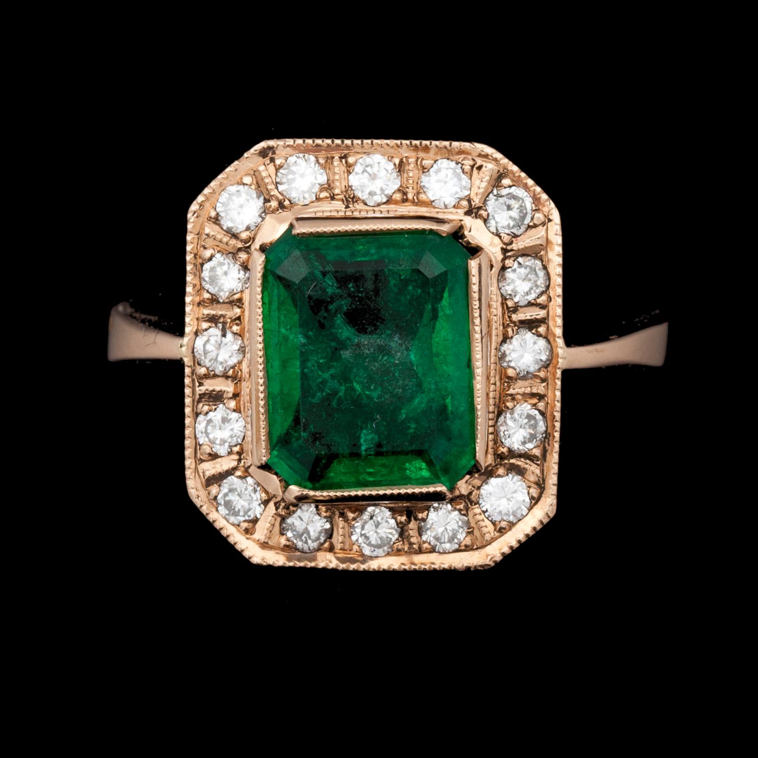 RING, guld 14k, trappslipad smaragd, ca 2,5-3 ct, samt 16 st briljantslipade diamanter, tot ca 0,46 ct. Tot vikt ca 5 g.