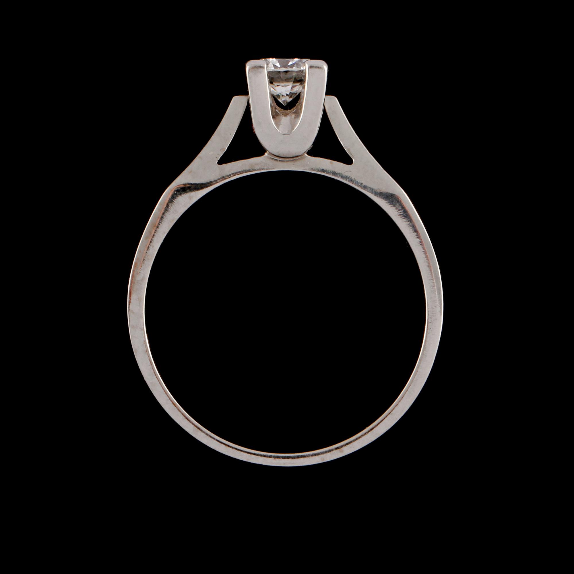 RING, 18K vitguld med briljantslipad diamant, 0.42 ct, Gustav Dahlgren, Malmö, 1974. Vikt 3,9 g.