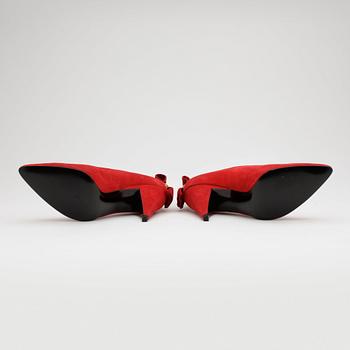 CHARLES JOURDAN, ett par pumps samt axelremväska.