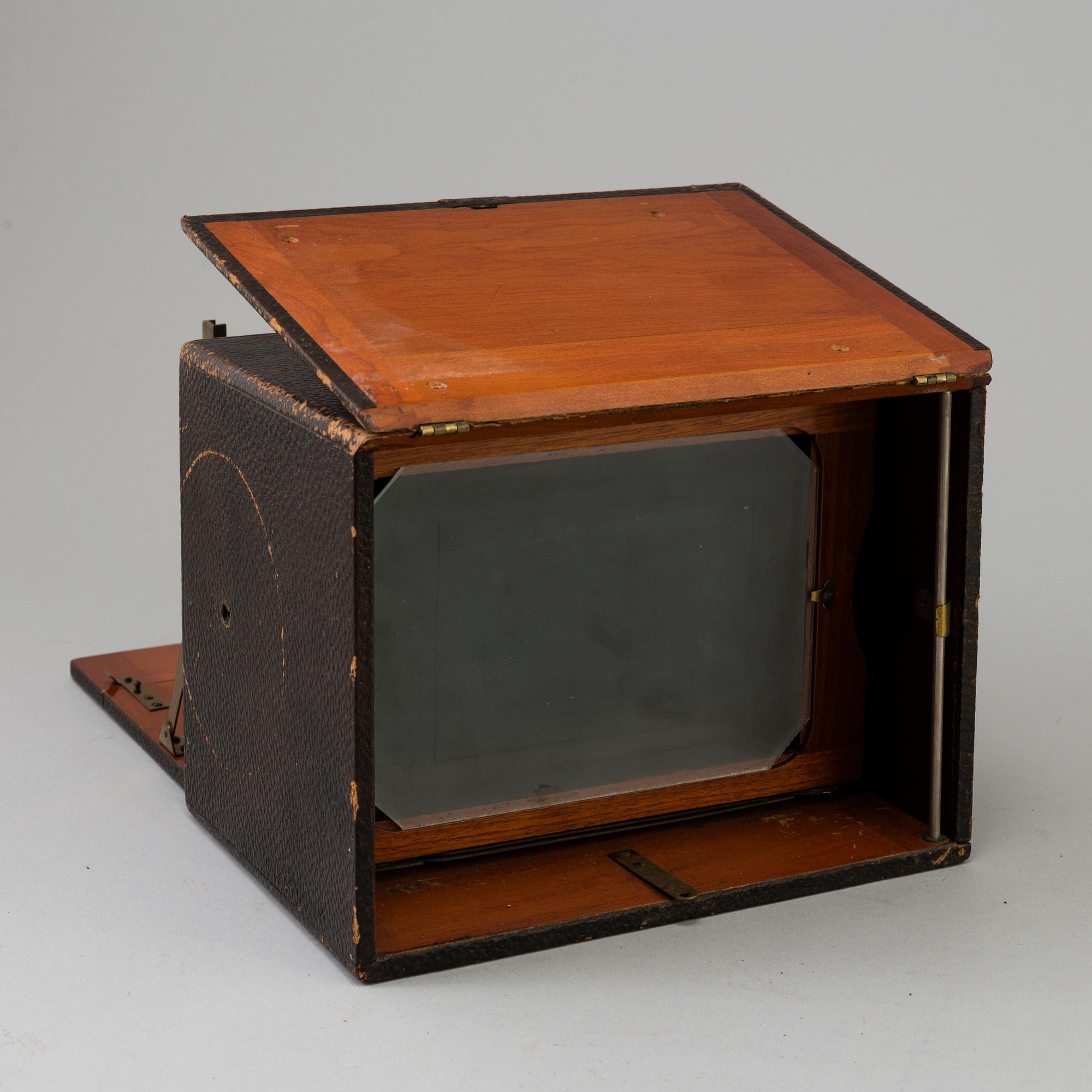 A "The Korona Hand Camera", Milburn Camera Company, New York, USA from around year 1900.