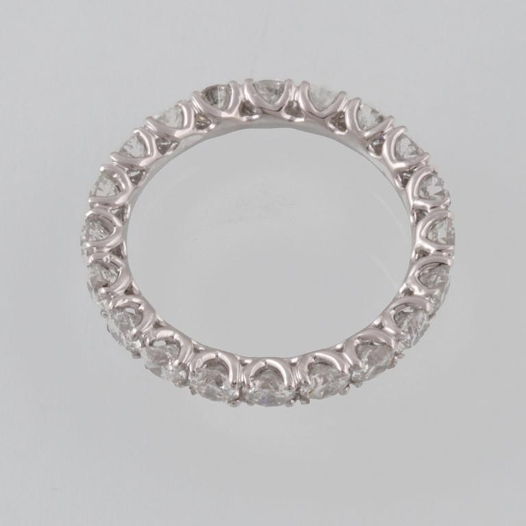 RING, 18K vitguld med 20 briljantslipade diamanter 2.64 ct. Vikt 2,2 gram.
