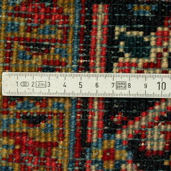 A CARPET, semiantik Heris/Gorovan, ca 353 x 238 cm.