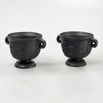 Trädgårdsurnor, ett par, gjutjärn, 1900-tal.