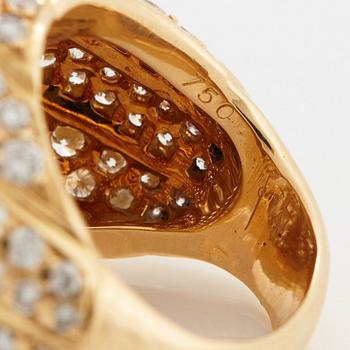 A Cartier ring in 18K gold set with round brilliant-cut diamonds.