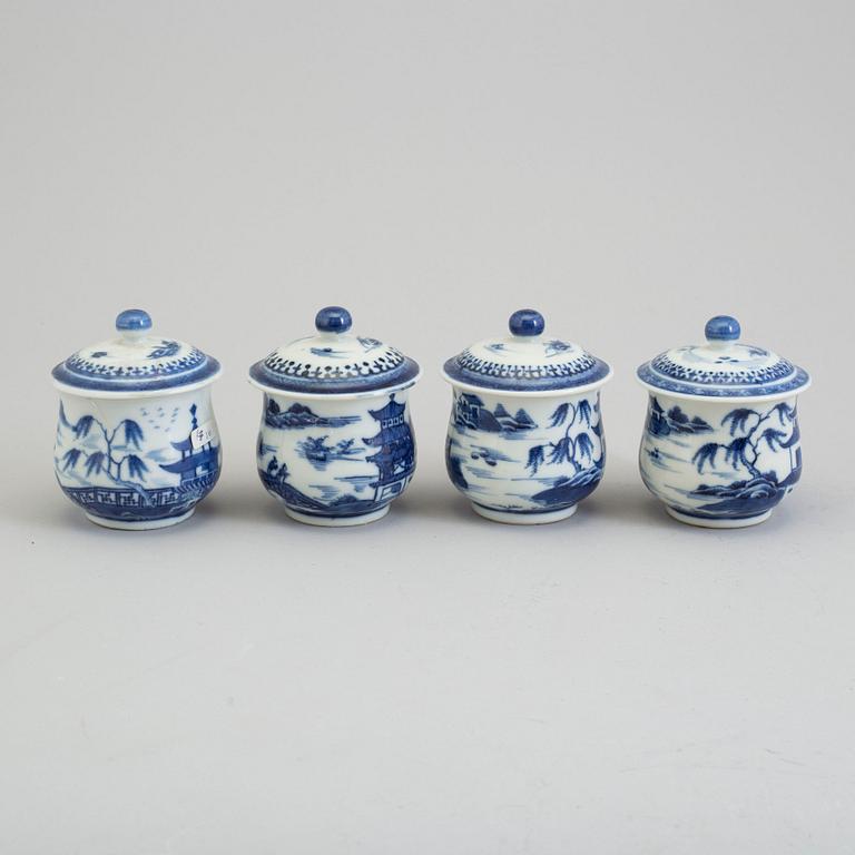 Four blue and white custard cups with covers, Qingdynasty, Qianlong (1736-95).