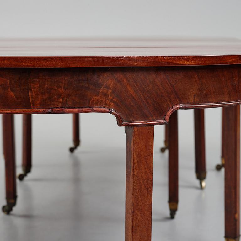 A George III late 18th century dinner table.