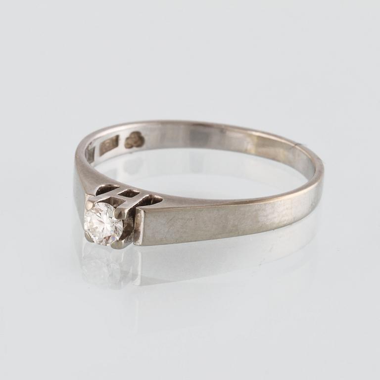 RING, 18K vitguld med briljantsliapad diamant 0.12 ct, Gustav Dahlgren & Co, Malmö, 1969. Vikt 2,7 gram.