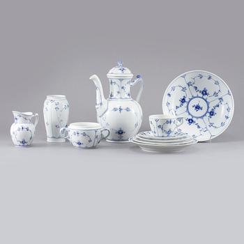 SERVISPORSLIN, 24 delar, porslin, "Musselmalet", Royal Copenhagen, 1900-talets andra hälft.