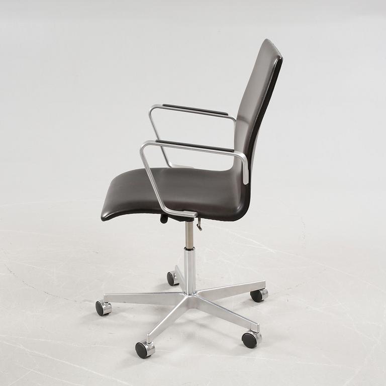 A desk chair, model Oxford, designed by Arne Jacobsen for Fritz Hansen, 2005.