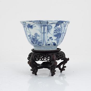 A blue and white kraak bowl, Ming dynasty, Wanli (1572-1620).