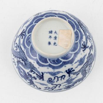 A blue and white porcelain bowl, China, late Qing dynasty.