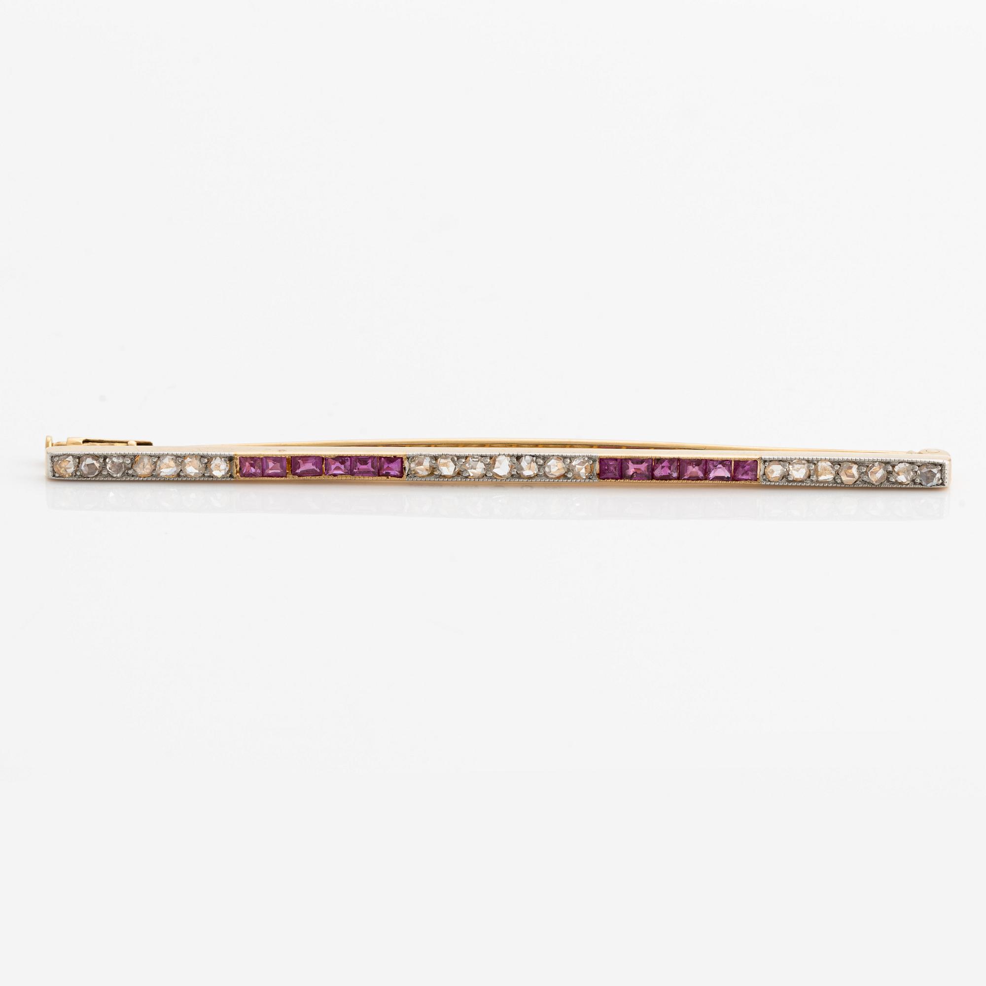C.G Hallberg, brosch, art déco, 18K guld med carréslipade rubiner och rosenslipade diamanter, 20-tal.