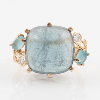 Ring, Mandelstam, 18K guld med cabochonslipad blå turmalin, apatiter och briljantslipade diamanter.