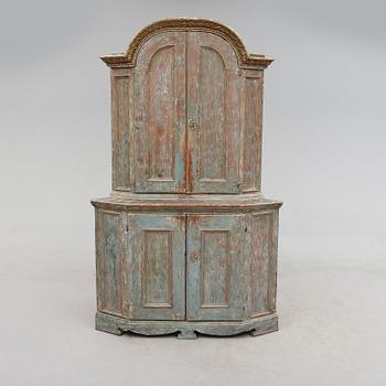 HÖRNSKÅP, 1700-talets andra hälft.