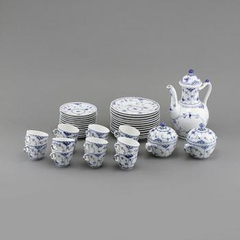 SERVISDELAR, 27 st, porslin, "Musselmalet", Royal Copenhagen, Danmark, 1900-talets andra hälft.