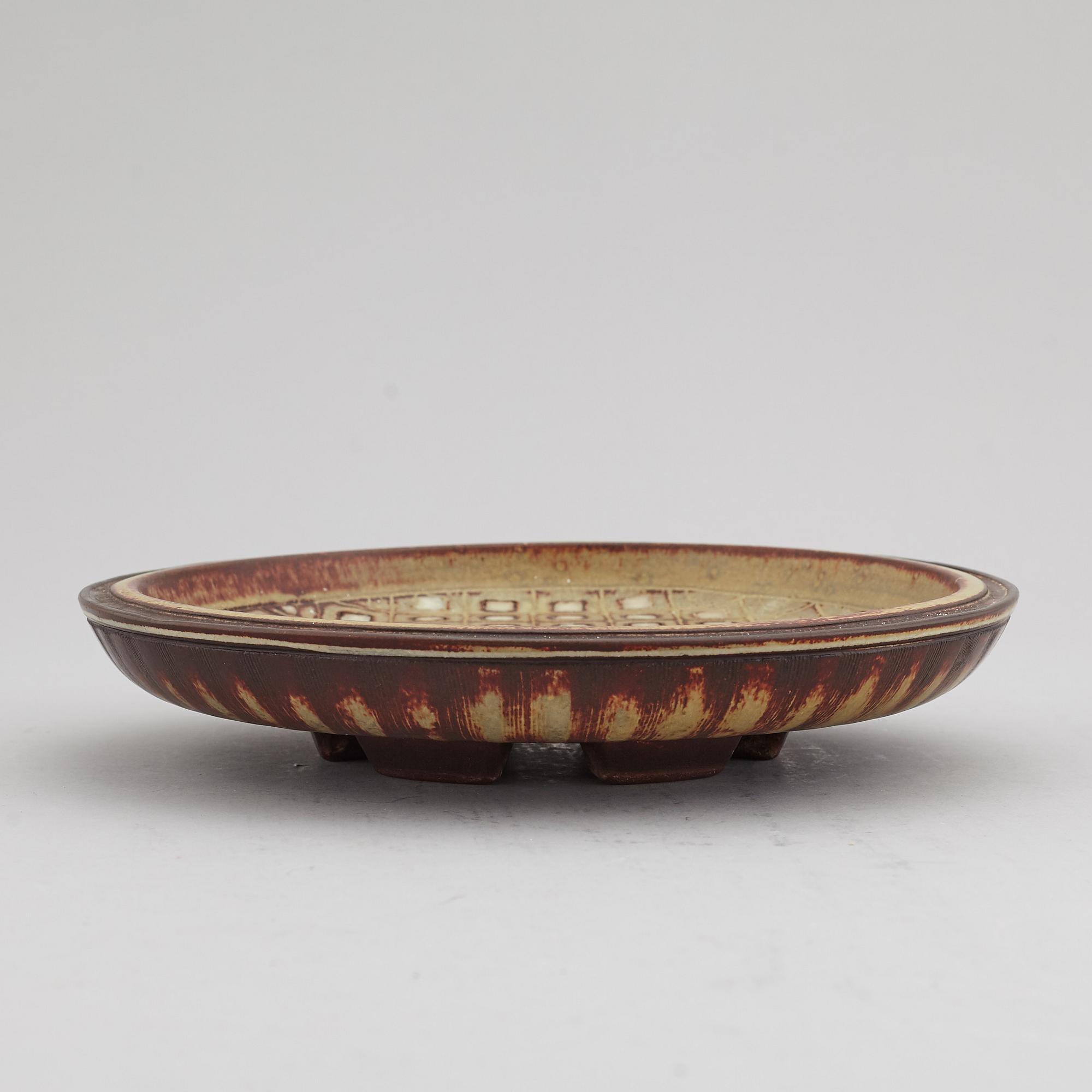 a stoneware footed "Farsta" dish, Gustavsberg studio, Sweden 1950.