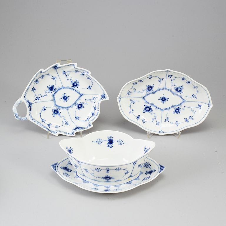 ROYAL COPENHAGEN, 100 psc porcelaine 'Musselmalet'.