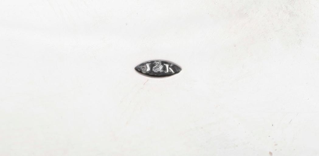 TEKANNA OCH MJÖLKKANNA, silver, otydliga stämplar, möjligen Frankrike, omkring år 1900. Total vikt med hänklar ca 372 g.