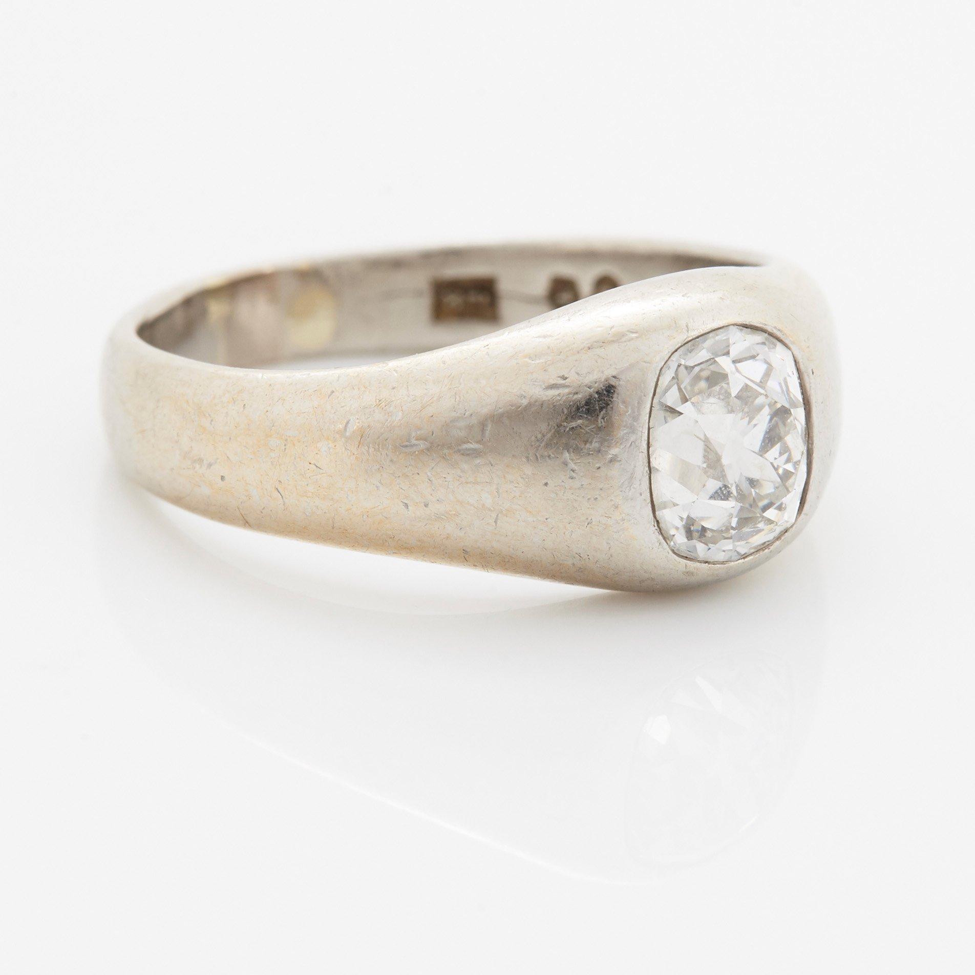 Ring platina med en cushionformad gammalslipad diamant.