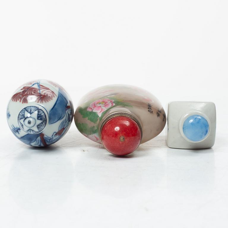 Snusflaskor, tre stycken, porslin och glas, Kina, 1900-tal.