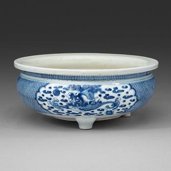 A blue and white censer/flower pot, Qing dynasty, early 18th Century.