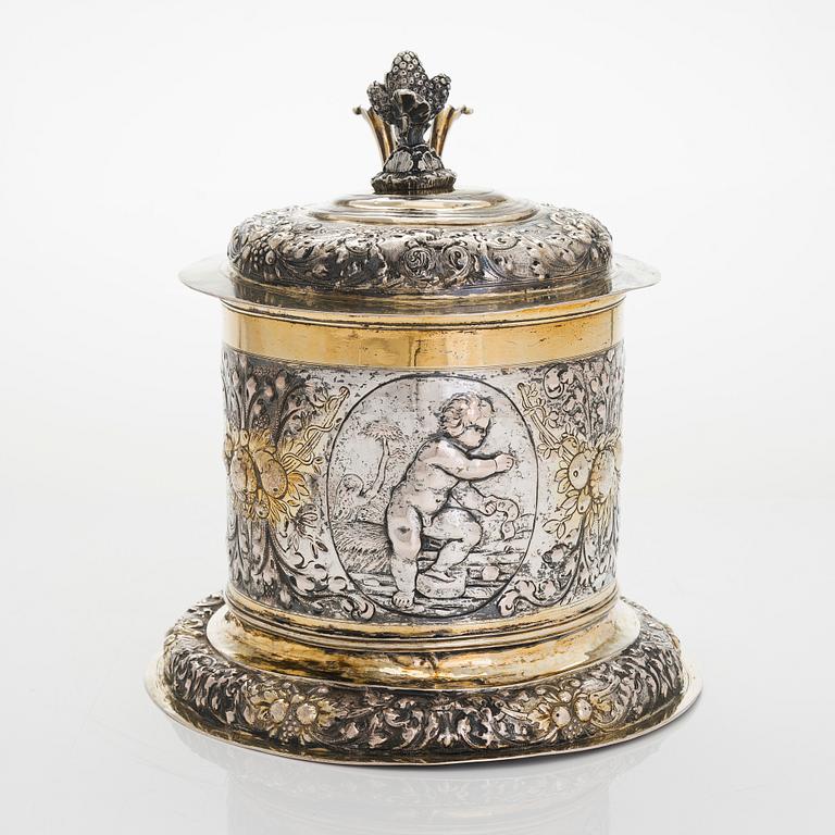 Juomakannu, hopea ja kullattu hopea, epäselvät leimat, todenn. Saksa, vuosisadan vaihde 1600/1700. Barokki.