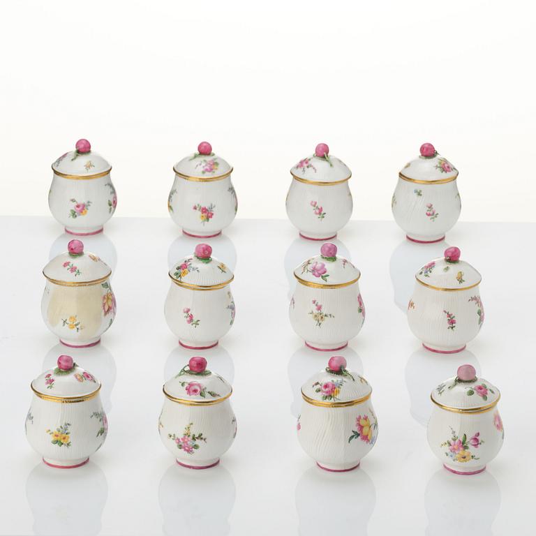 Cremekoppar, 12 stycken, mjukt porslin. Marieberg, 1700-tal.