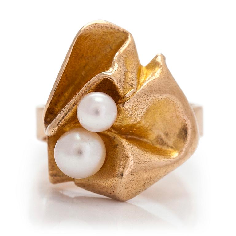 Björn Weckström, A 14K gold ring 'Broken leaf' with cultured pearls for Lapponia 1970.