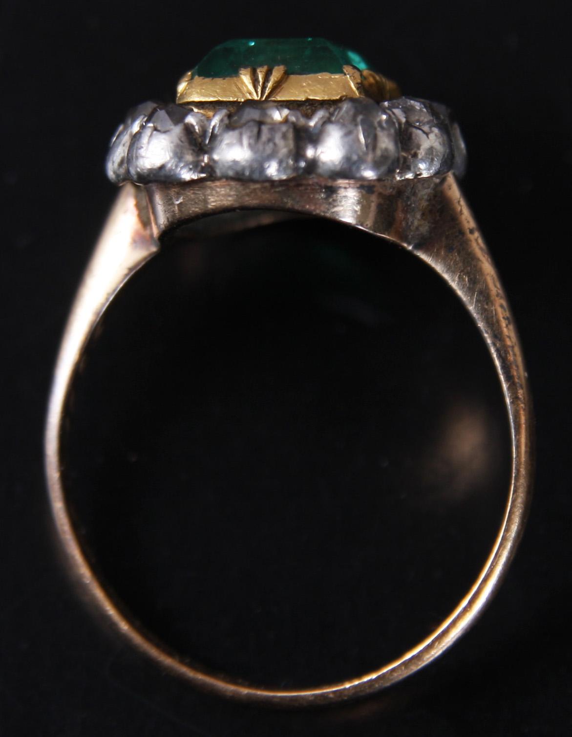 RING, guld 18 K m smaragd o rosenstenar, 1920-tal.