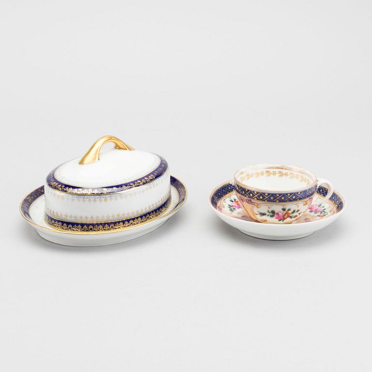 A SET OF TWO RUSSIAN PORCELAIN ITEMS COMTE  HARRACH AND POPOF S:T PETERSBURG.