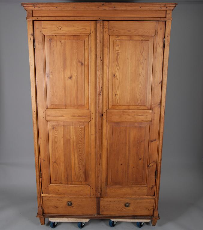 KLÄDSKÅP, 1800-tal.