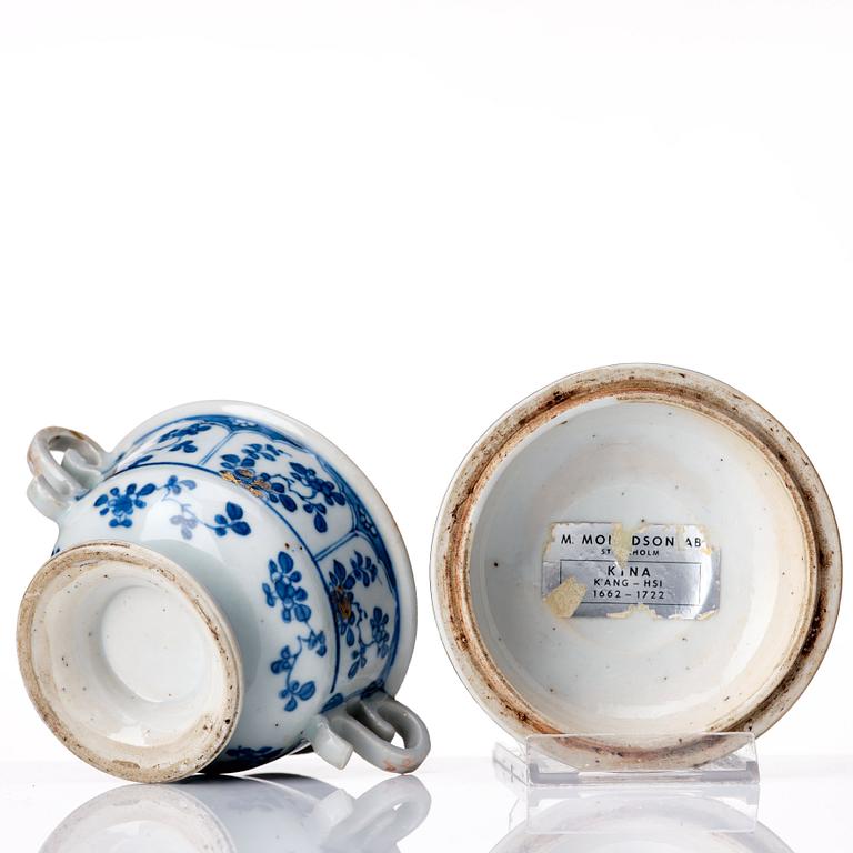 A blue and white equelle with cover, Qing dynasty, Kangxi (1662-1722).