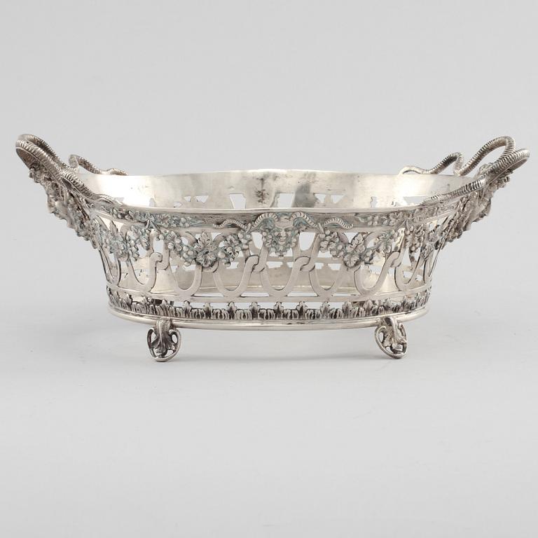 JARDINIERE, silver, Johann Siegmund Kurz & Co, Hanau, troligen omkring år 1900. Vikt 317 g.