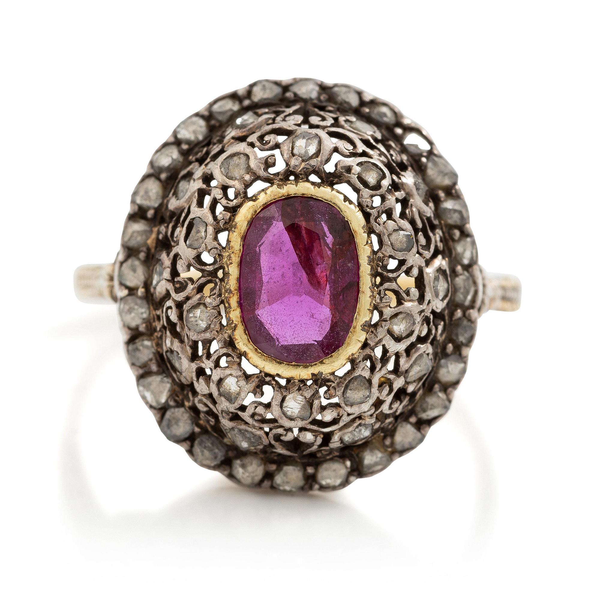 Buccellati ring 18K guld och silver med en fasettslipad rubin och rosenslipade diamanter.