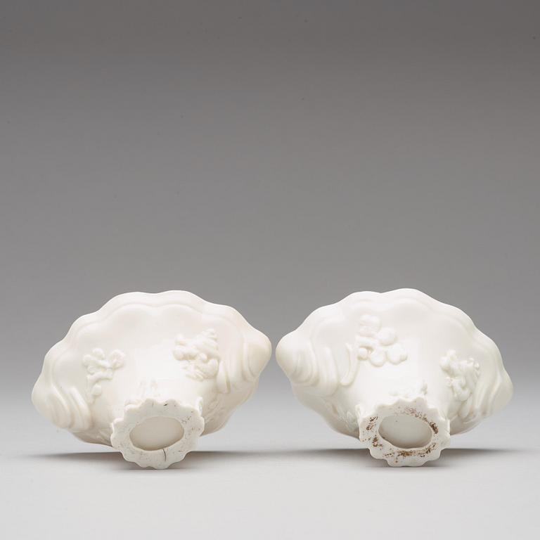 VINOFFERBÄGARE, två stycken, blanc de chine. Qing dynastin, Kangxi (1662-1722).