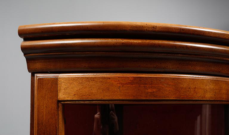 HÖRNVITRINSKÅP, ett par, 1900/2000-tal.