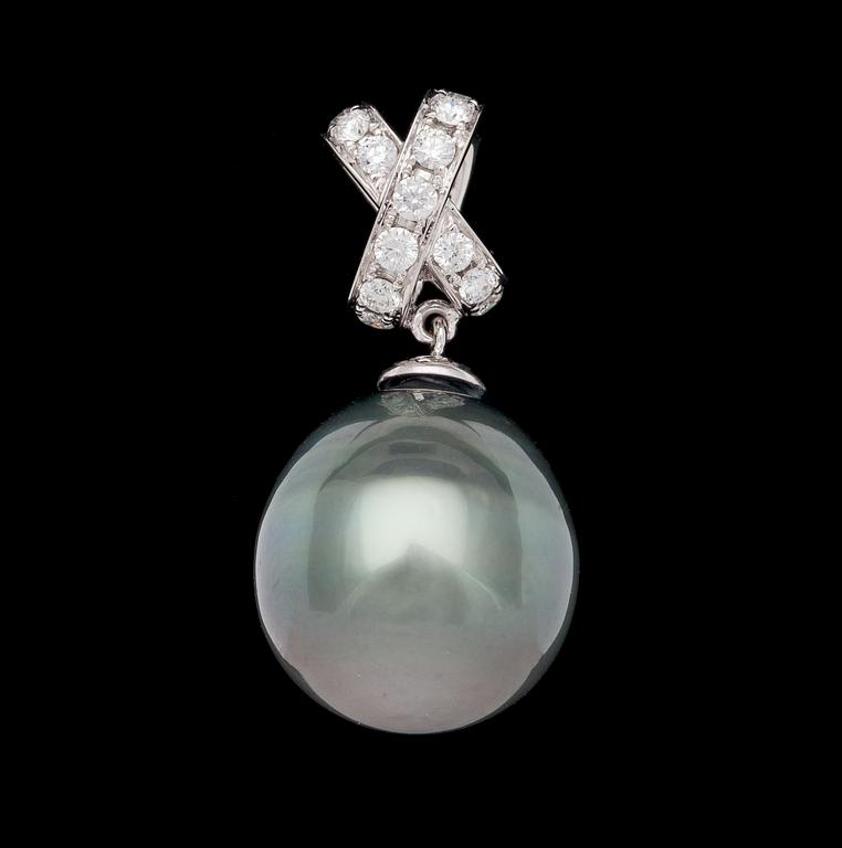 A cultured Tahiti pearl, 14,5 mm, and diamond pendant, tot. 0.41 cts.