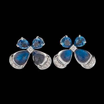 131. A pair of moonstone, tot. 4.82 cts, blue sapphires, tot. 2.17 cts and brilliant cut diamond earrigns, tot. 0.25 ct.