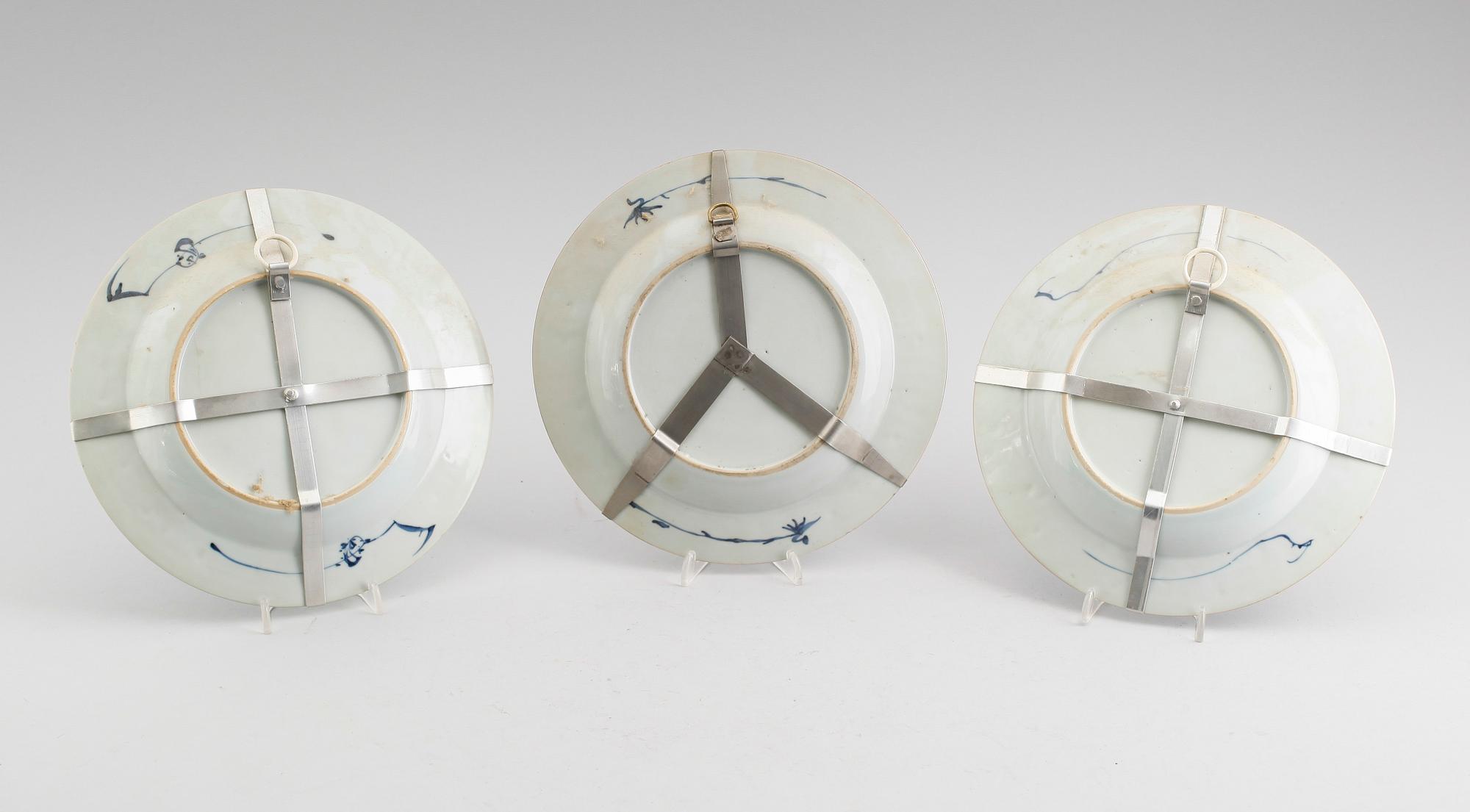 TALLRIKAR, 3 st snarlika, porslin, Kina, Qianlong 1736-1795.