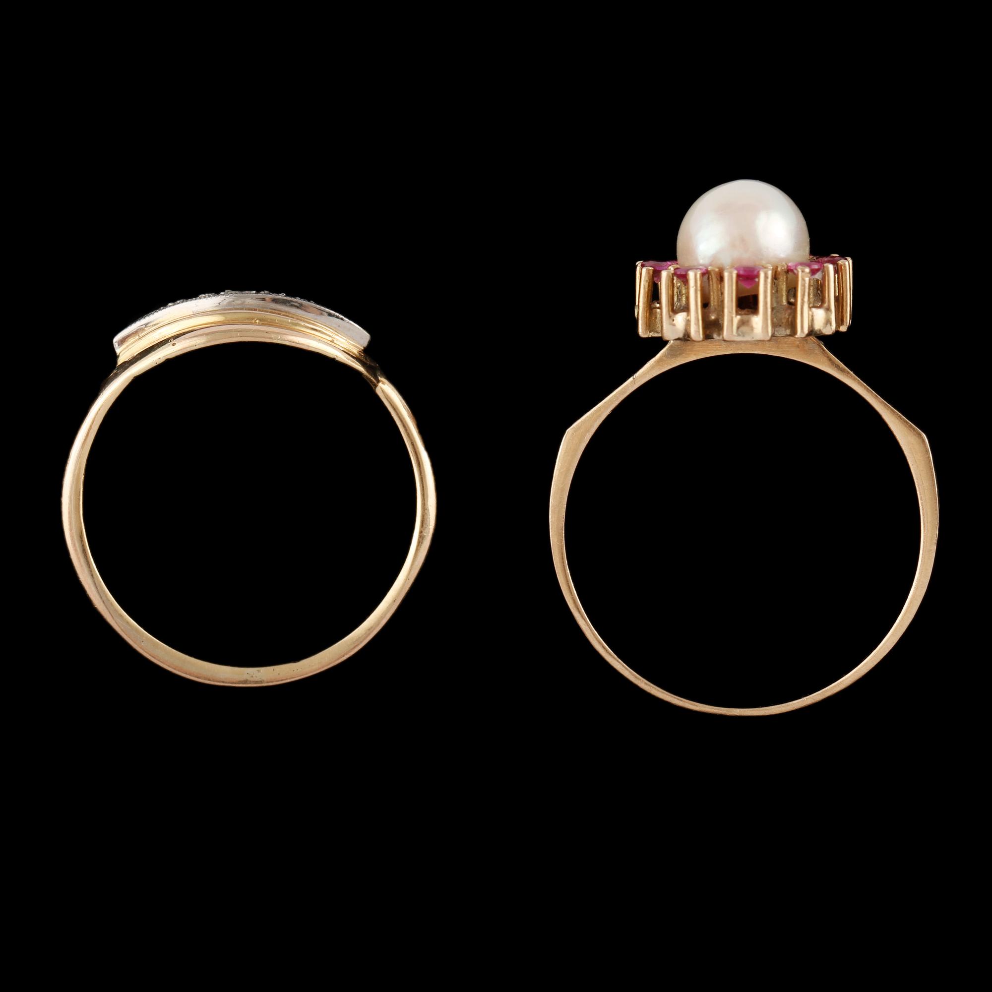 RINGAR, 2 st, 18k guld med liten briljantslipad diamant, odlad pärla samt 9 rosa safirer, 1900-tal. Vikt 7 g.