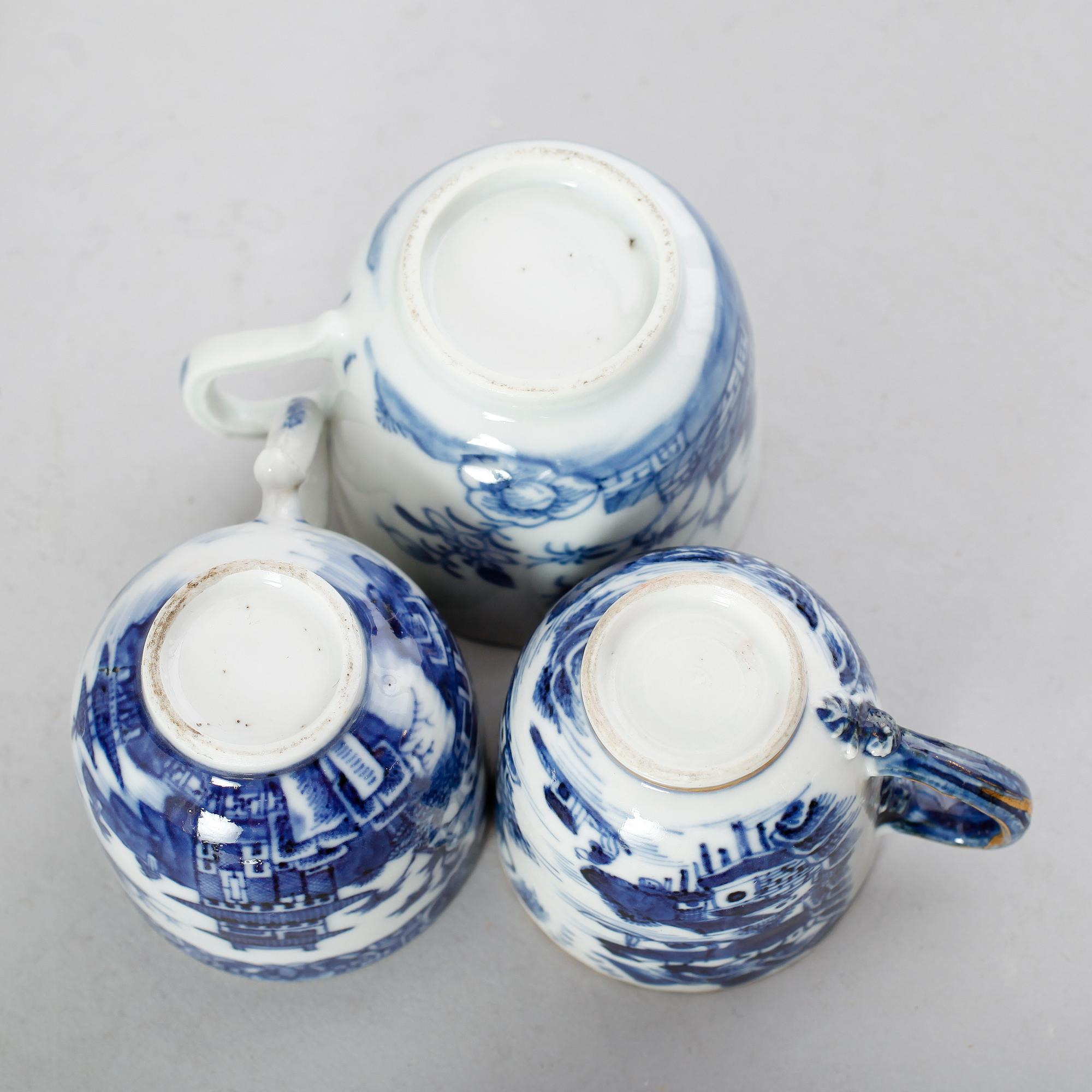 KOPPAR OCH FAT, 16 delar, snarlika, porslin, Kina, Qianlong, 1736-1795.