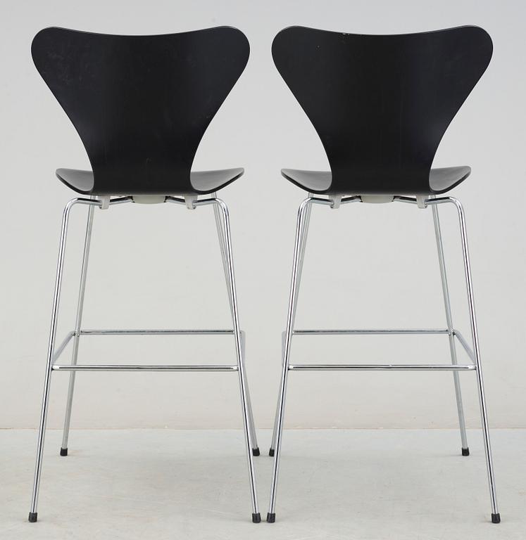 BARSTOLAR, ett par. "Sjuan", Arne Jacobsen för Fritz Hansen.