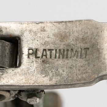 Damarmbandsur, platina med åttkantslipade diamanter, med textilrem.