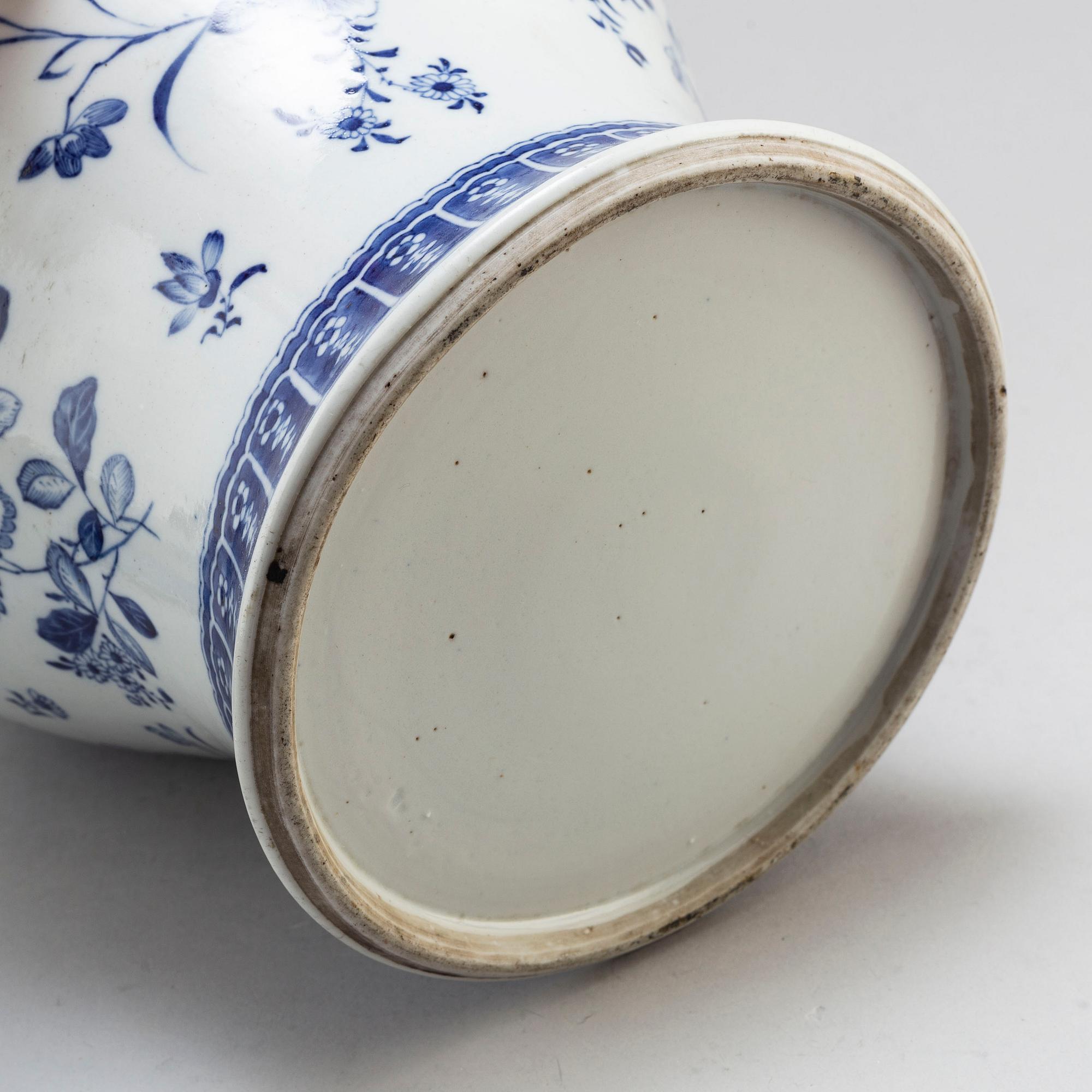 A large blue and white export vase with cover, Qing dynasty, Qianlong (1736-95).
