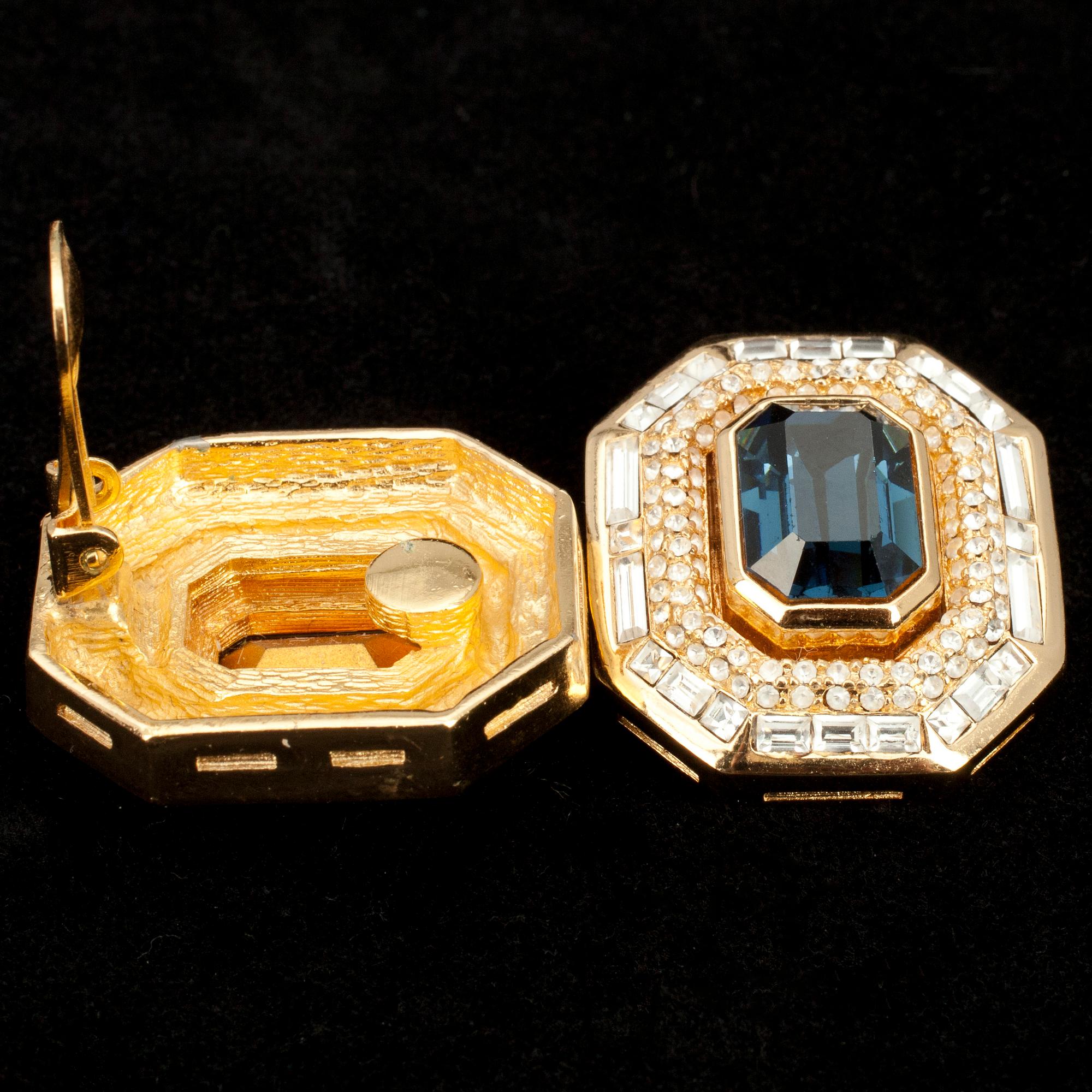 ÖRHÄNGEN, gulmetall, blå syntetisk sten.